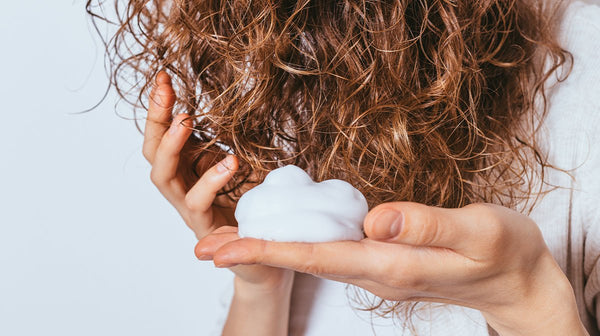 Si të përdorni shkumën e flokëve për të gjitha llojet e flokëve