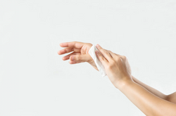 Si të hiqni shenjat e kremit për rrezitje nga duart tuaja