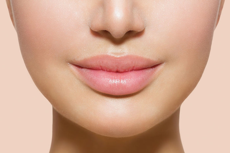 Çfarë i shkakton buzët e plasaritura?