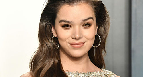 Udhëzimet e Hailee Steinfeld për një lëkurë të shkëlqyeshme dhe grim...