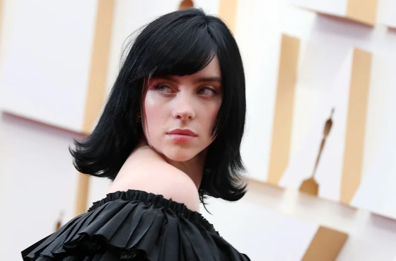 Billie Eilish na kthen mbrapa në kohë me flokët e viteve të 50-ta gjatë ceremonisë së Oscars