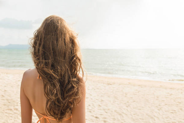 3 mënyra për të mbrojtur flokët përpara se të shkoni në plazh ose pishinë