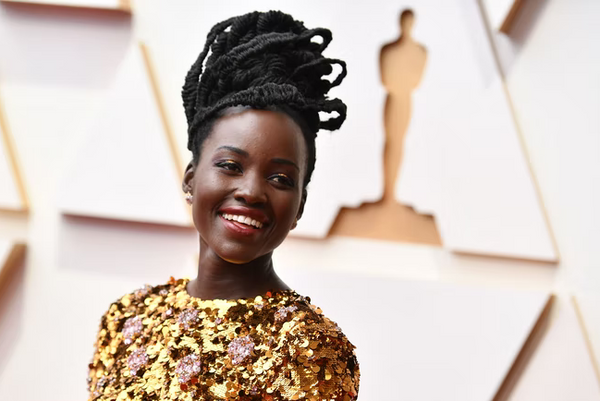 Historia e stilit magjepsës të flokëve të Lupita Nyong'o në Oscars 2022