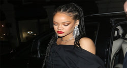 Rihanna me bishtaleca të mahnitshëm të kapura dhe me buzë të kuqe në Londër