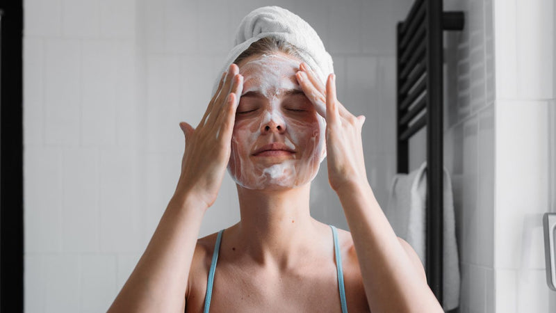 Si të lani fytyrën: 5 këshilla për rutinën tuaj të kujdesit të lëkurës