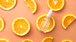 Si të përdorni serumin e vitaminës C në rutinën tuaj